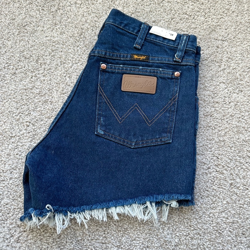 NWT WRANGLER JEAN SHORTS — SIZE 28 (WBSO4DK)